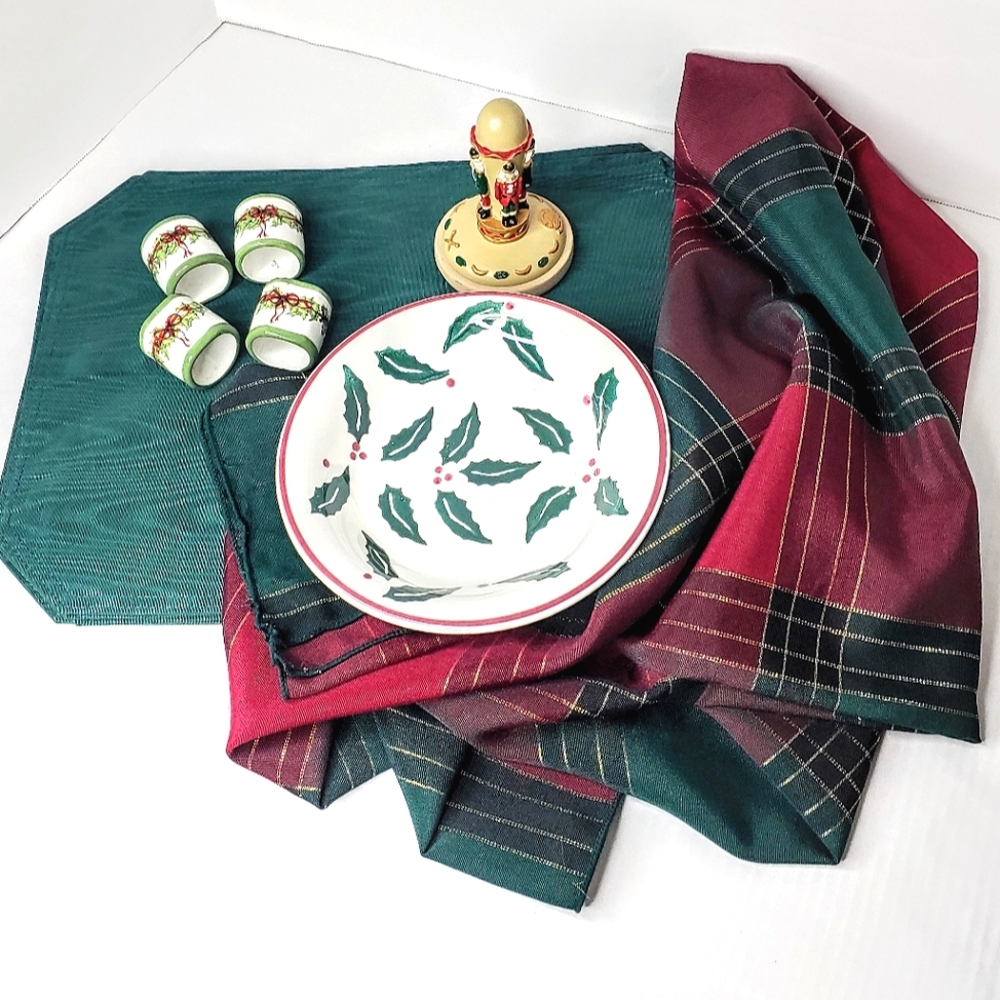 5 piece Christmas kitchen accessories bundle.